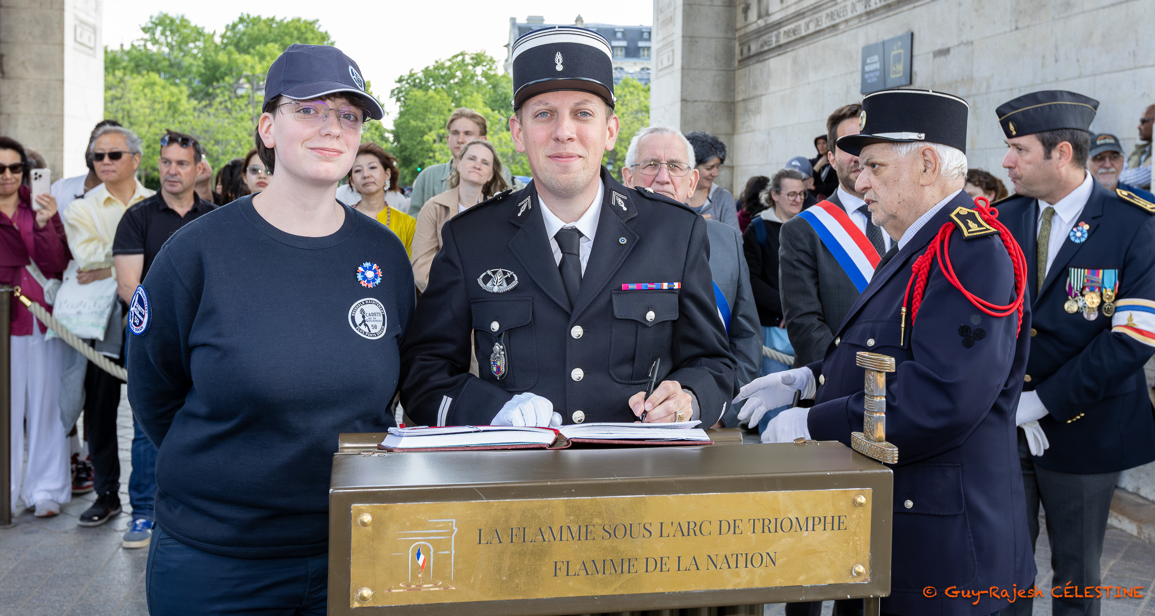 20250510 Arc Triomphe livre or.JPG